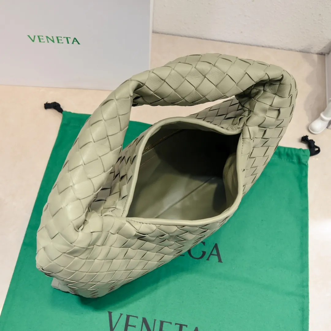 Batch 2160 #Bv New large HOP bag, the bag body and handles are made of a whole piece of woven leather. The bag body is soft and lazy. Hop symbolizes the praise of innovation and eternal craftsmanship [love]. The pyramid silhouette combines practicality and fashion. Modern and casual, the bag mouth is double-sided closed design, more convenient and safe! The cowhide texture also makes the bag more wear-resistant and durable. A must-have for fashionable ladies who like minimalism yet comfortable and casual! Size: 54x24x13, Model: 3970#